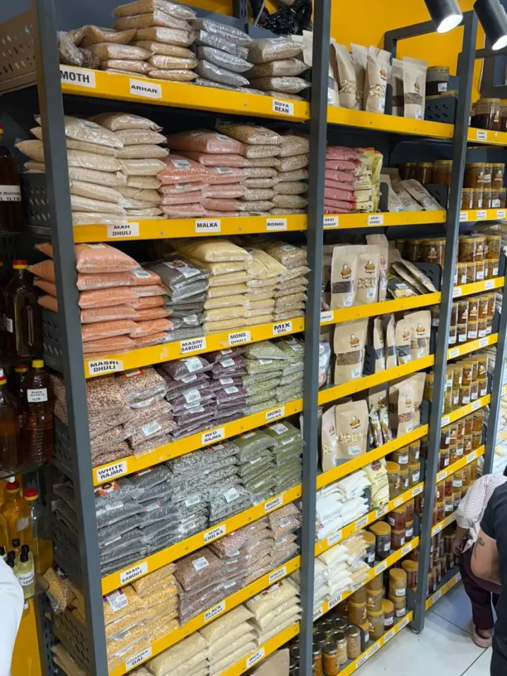 Mittal Spices ki dal, pulses aur atta ki poori range — labelled shelves