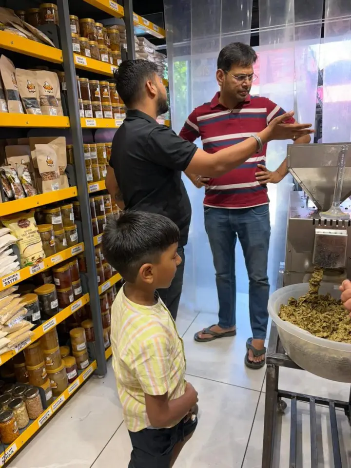 Mittal Spices ki dukaan — taaza masala grinding, parivaar ke saath, Sector 9 Panchkula