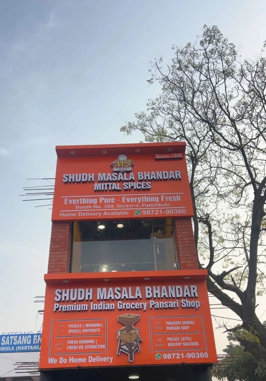 Mittal Spices ki dukaan ka front — Shudh Masala Bhandar, Booth No. 360, Urban Estate, Sector 9, Panchkula. Masale, achar, dal-pansari aur taaza grinding.
